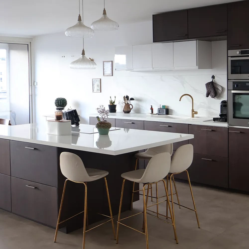 Cuisine aménagée avec îlot central et plan de travail dégagé