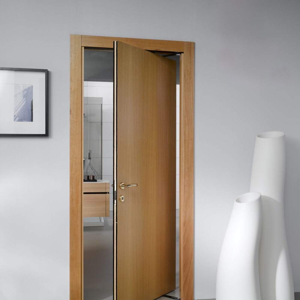 Bloc-porte intérieur en bois avec huisserie affleurante et finition soignée