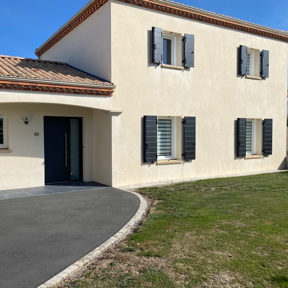 Façade équipée de volets battants en aluminium gris anthracite