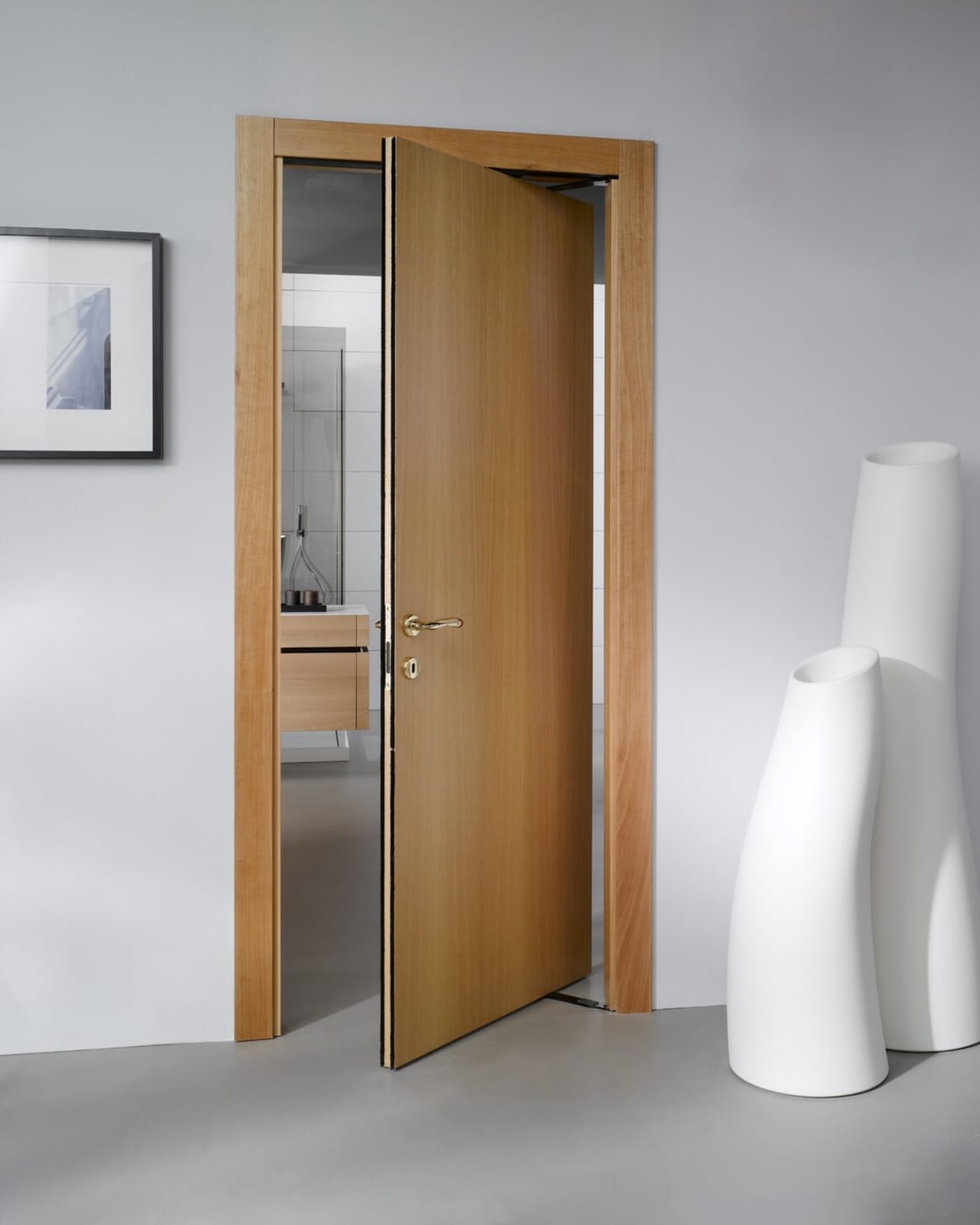 Bloc-porte intérieur en bois avec huisserie affleurante et finition soignée