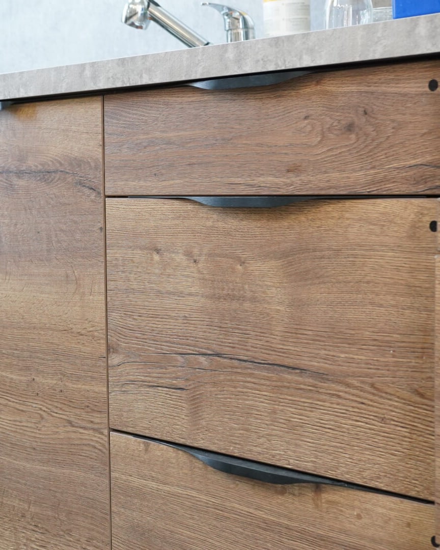 Façades de meubles de cuisine en chêne avec poignées gorge noires