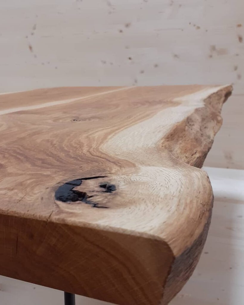 Plateau de table en bois massif à chant naturel poncé et huilé